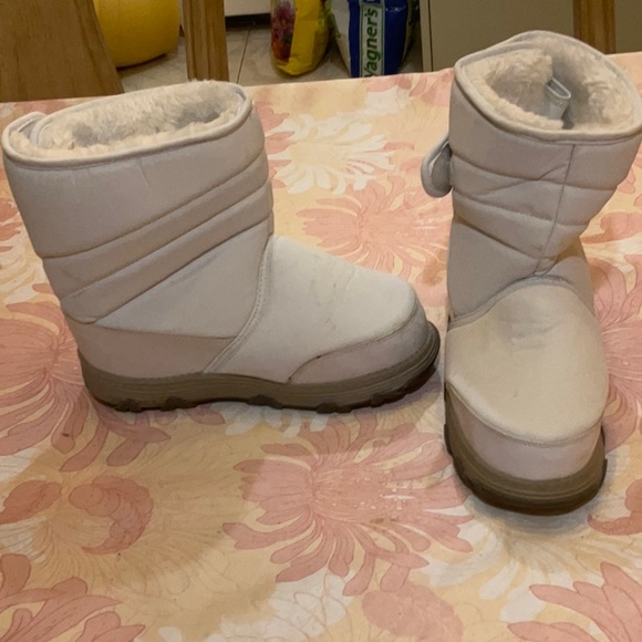 Khombu white chunky snow boots, size 7. - Picture 4 of 6